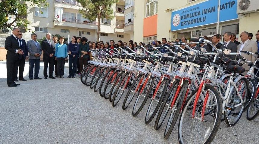 Okul Birincileri Bisikletle &Ouml;d&uuml;llendirildi