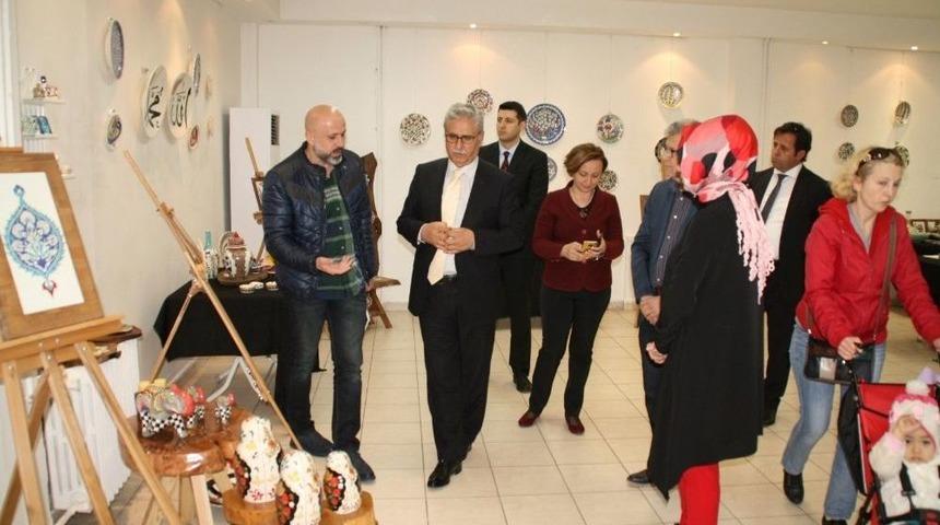 Kaymakam Madenoğlu, Kaşi Seramik&rsquo;in &Ccedil;ini Sergisini Gezdi