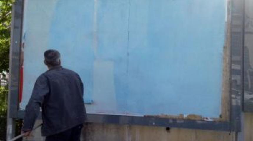 Mersin&rsquo;de Reklam Panolarına Yapıştırılan İzinsiz İlanlara Su&ccedil; Duyurusu