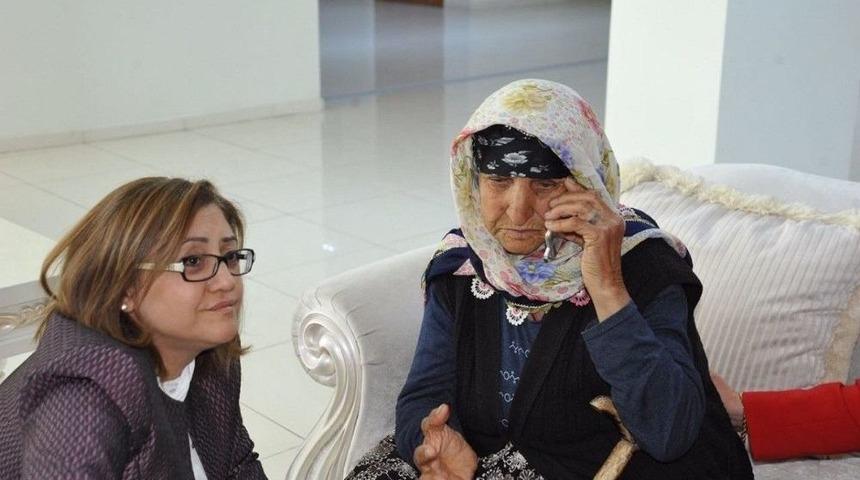 Fatma Şahin, Cumhurbaşkanı Erdoğan&rsquo;ın Talimatı &Uuml;zerine Yaşlı Kadına Sahip &Ccedil;ıktı