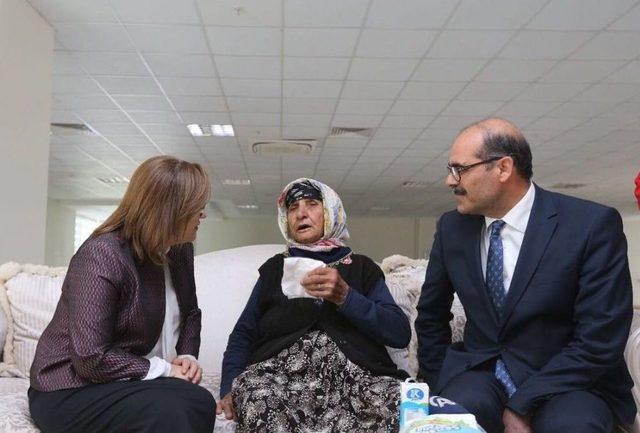 Fatma Şahin, Cumhurbaşkanı Erdoğan&rsquo;ın Talimatı &Uuml;zerine Yaşlı Kadına Sahip &Ccedil;ıktı 1