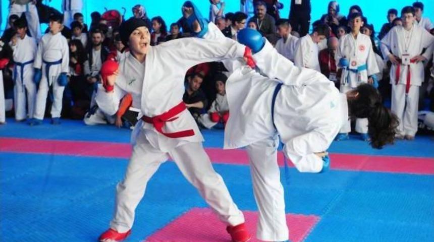 T&uuml;rkiye Minikler Yıldızlar Karate Şampiyonası Başladı