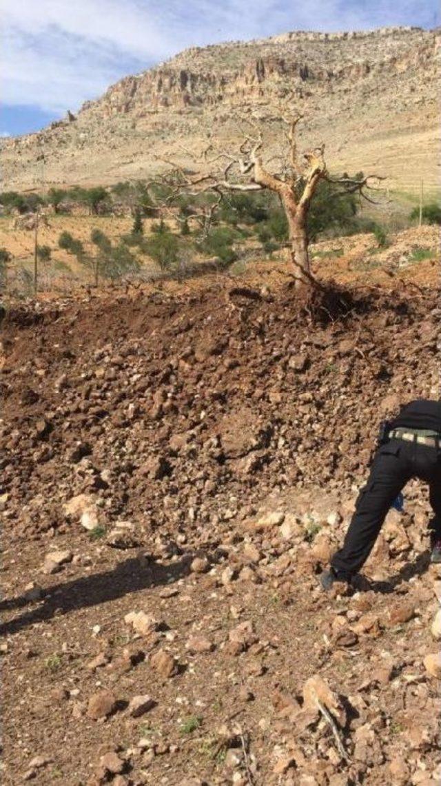 Pkk'nın Karayoluna Tuzakladığı 300 Kilo Bomba Imha Edildi