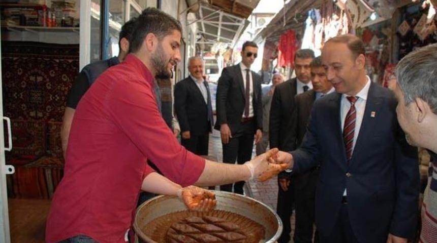 Vali Erin&rsquo;den Tarihi Oturak&ccedil;ılar Pazarı Esnafına Ziyaret