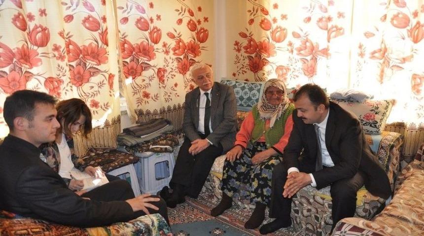 Sağlıkcılardan Şehit Ailelerine Ziyaret