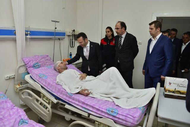 Vali Aksoy Patlamada Yaralanan Vatandaş Ve Polisleri Ziyaret Etti 1