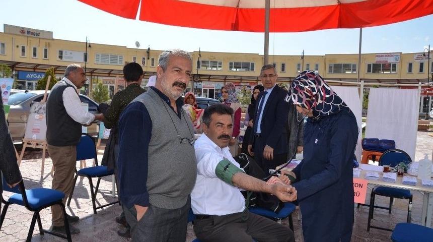 &Ouml;ğrenciler Vatandaşlara Sağlık Taraması Yaptı