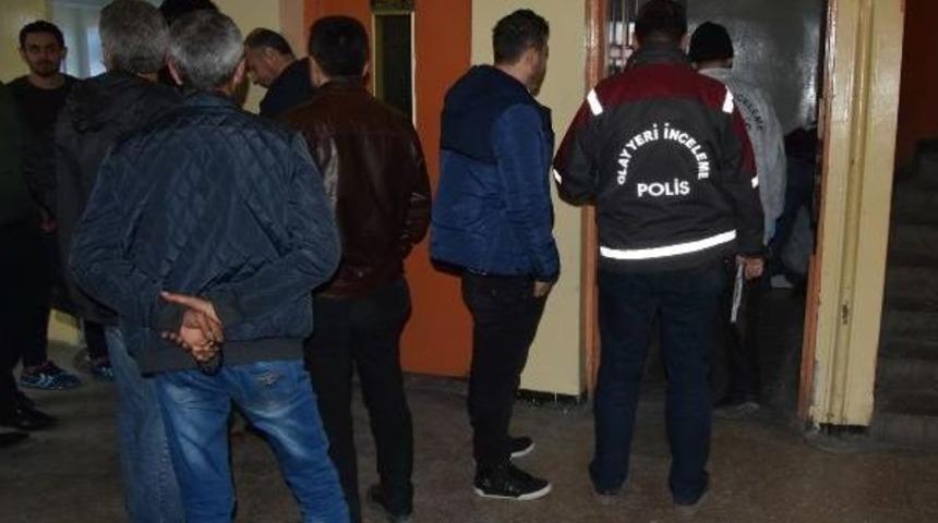 İş Hanı Tuvaletinde &Ouml;l&uuml; Bulundu