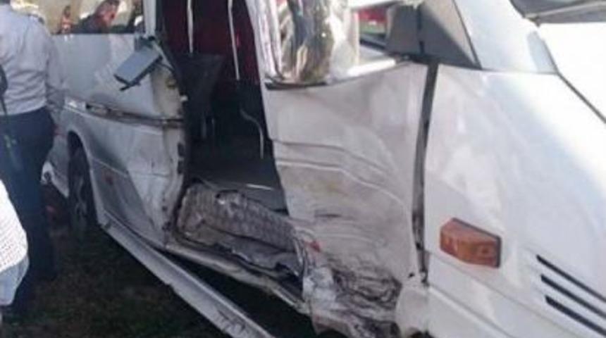 Ticari Ara&ccedil; Minib&uuml;se &Ccedil;arptı: 8 Yaralı