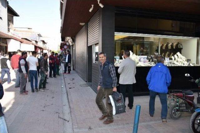 Akhisar Kuyumcular Derneği Başkanına Silahlı Saldırı: 2 Yaralı 3