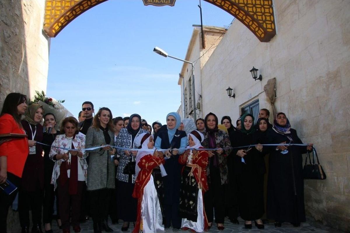 Emine Erdoğan, K&uuml;lt&uuml;r Ve Sanat Sokağı&rsquo;nın A&ccedil;ılışını Yaptı