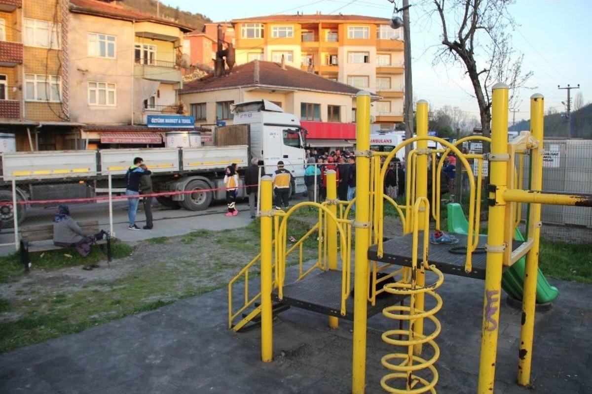 Tırın Altında Kalan &Ccedil;ocuk Hayatını Kaybetti