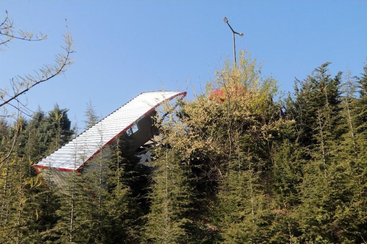 Prefabrik Ev Y&uuml;kl&uuml; Tır Şarampole Yuvarlandı: 2 Yaralı