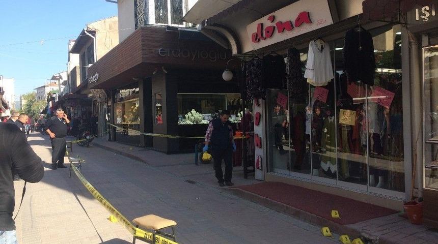 Akhisar&rsquo;da Silahlı Saldırı: 2 Yaralı