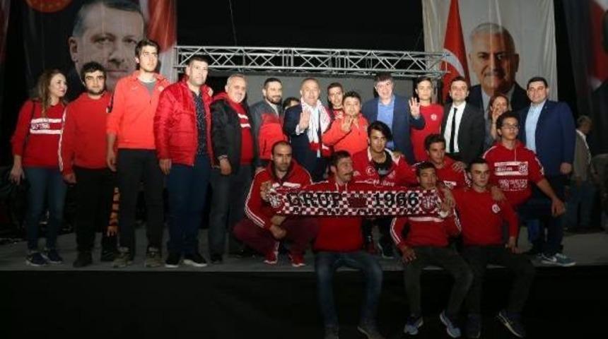 &Ccedil;avuşoğlu: Ypg Kom&uuml;nist Olmayan 500 Bin K&uuml;rd&uuml; S&uuml;rg&uuml;n Etti