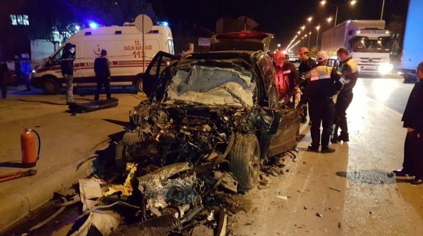 Uşak&rsquo;ta L&uuml;ks Ara&ccedil; Tırın Altına Girdi; 1 &Ouml;l&uuml;