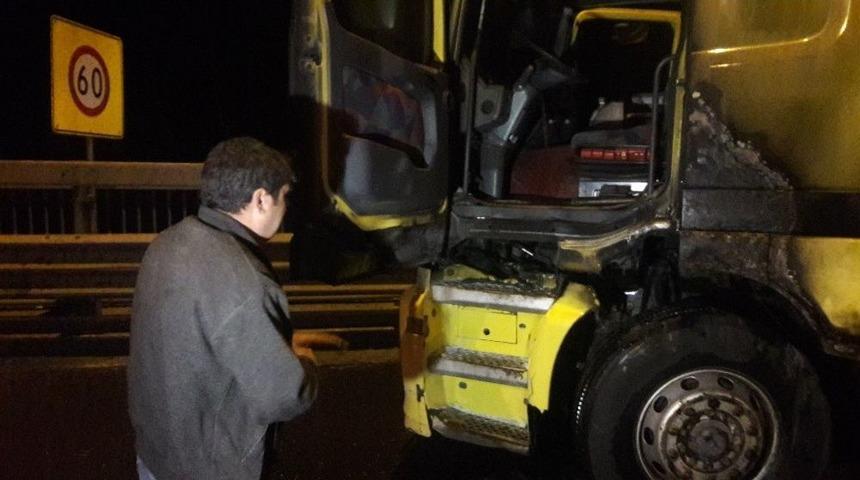 Palet Y&uuml;kl&uuml; Tırda Seyir Halindeyken Yangın &Ccedil;ıktı