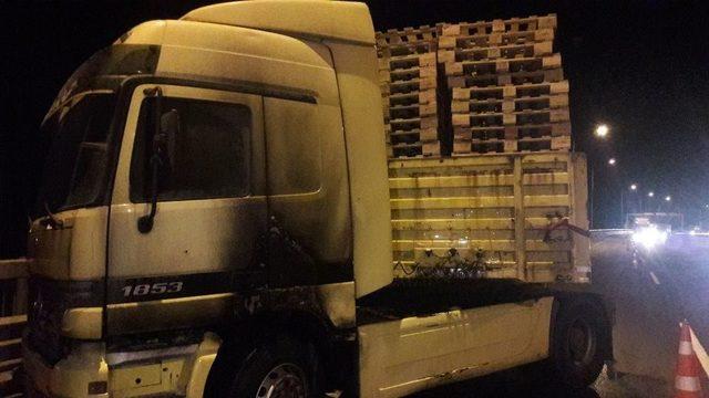 Palet Y&uuml;kl&uuml; Tırda Seyir Halindeyken Yangın &Ccedil;ıktı 1