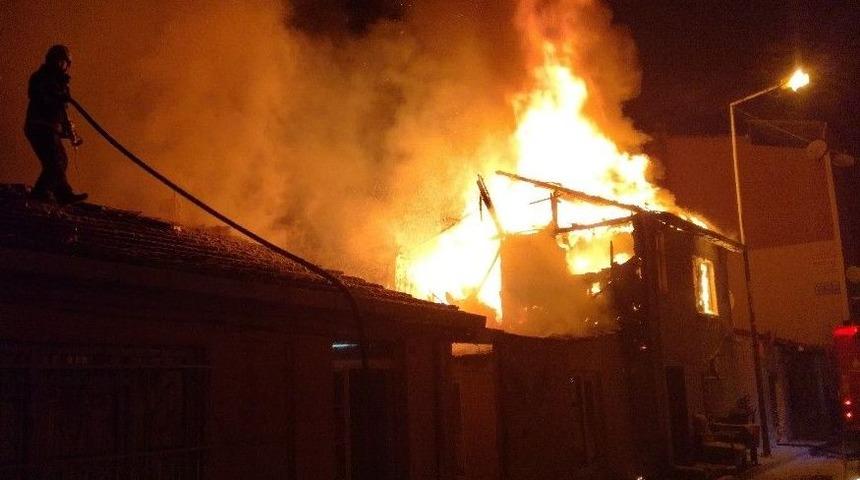 Fatih&rsquo;te 2 Katlı Gecekondu Alev Alev Yandı