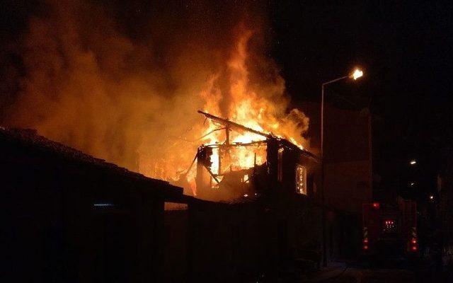 Fatih&rsquo;te 2 Katlı Gecekondu Alev Alev Yandı 1