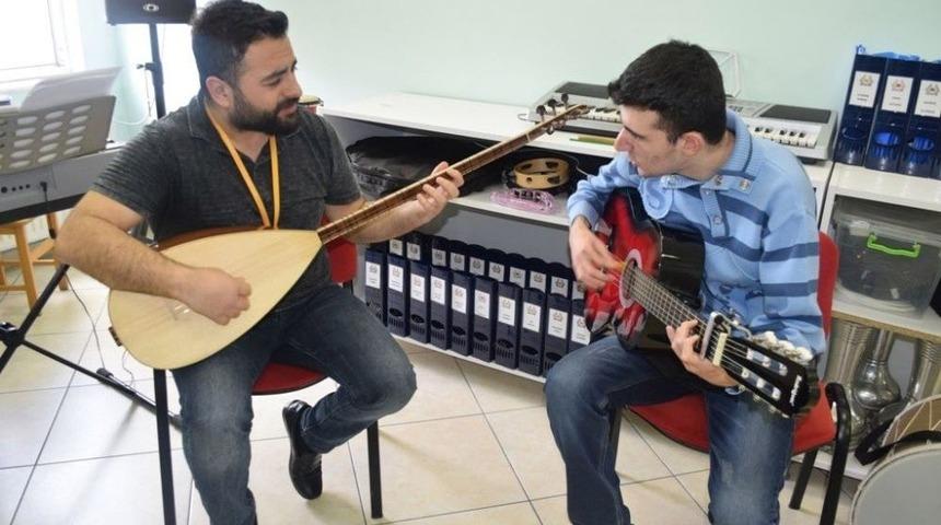 Otizmli Murat&rsquo;ın Tek Hayali Konservatuvarı Kazanmak