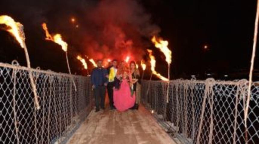 Gelin Ve Damat Meşaleler Eşliğinde Asma K&ouml;pr&uuml;den Ge&ccedil;ti