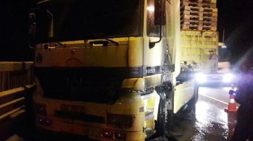 Palet Y&uuml;kl&uuml; Tır'da &Ccedil;ıkan Yangını Itfaiye S&ouml;nd&uuml;rd&uuml;