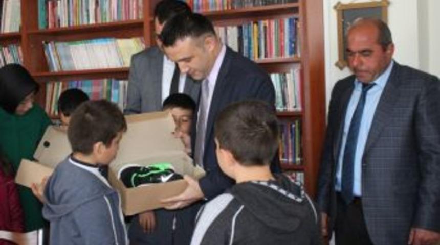 Kimsesiz &Ccedil;ocuklara Ayakkabı Alarak Yargılanmaktan Kurtuldular