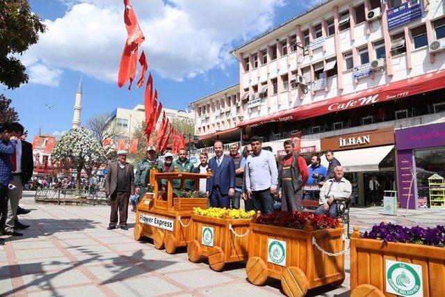 Saraçlar Caddesi’ne Güneş Enerjili Şarj Bank İle Çiçek Treni