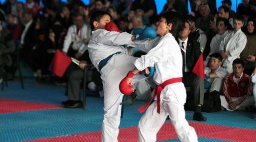 Minik Karateciler Izleyenleri Kendilerine Hayran Bıraktı