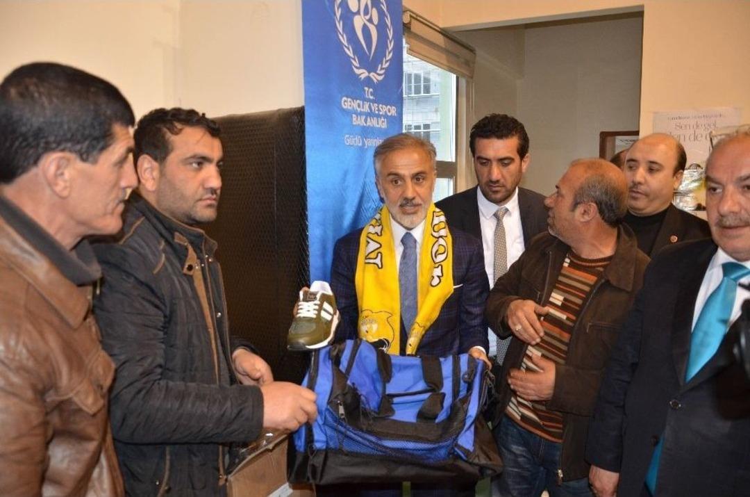İş Adamı Erg&uuml;n&rsquo;den Bin Sporcuya Malzeme Desteği