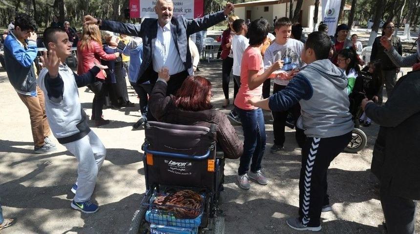 Gaziemir&rsquo;de Engelli Vatandaşlar Piknikte Buluştu