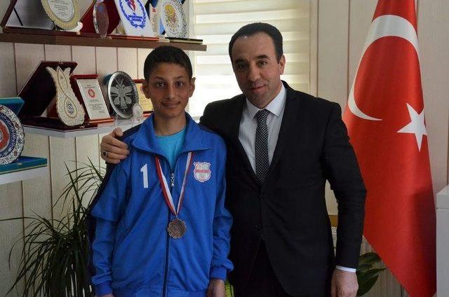 Atletizm T&uuml;rkiye Şampiyonası&rsquo;nda Dereceye Giren &Ouml;ğrenciler &Ouml;d&uuml;llendirildi 2