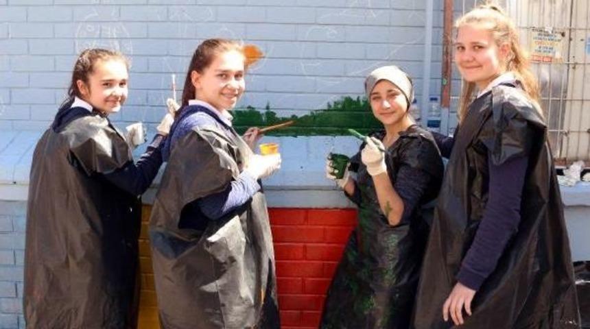 Minik Eller Y&uuml;r&uuml;y&uuml;ş Yolunu Renklendirdi