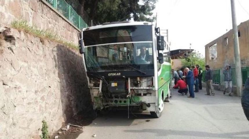 Halk Otob&uuml;s&uuml; Istinat Duvarına &Ccedil;arptı: 4 Yaralı