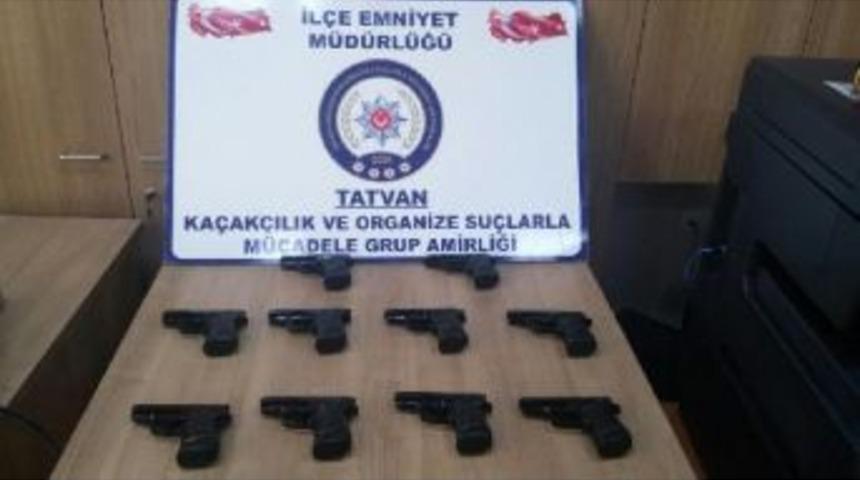 Bitlis'te Bir Ara&ccedil;ta 10 Ruhsatsız Tabanca Ele Ge&ccedil;irildi