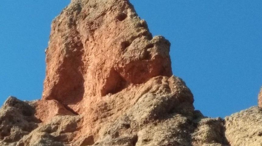 İnsan Kafası Silueti G&ouml;r&uuml;n&uuml;ml&uuml; Kayalar