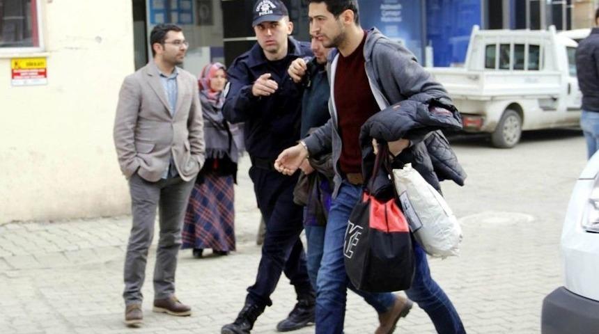 Fet&ouml;&rsquo;den G&ouml;zaltına Alınan 17 Asker Adliyeye Sevk Edildi