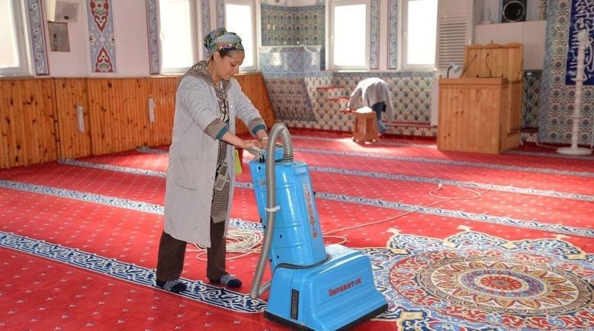 Boz&uuml;y&uuml;k&rsquo;te Camilerde Bahar Temizliği