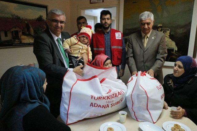 Türk Kızılayından Adana’da Yaşayan Filistinlilere Yardım