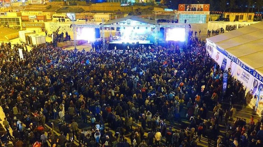 Ses Sanat&ccedil;ısı Zara, Kurtuluş Sevincini Yaşayan Şanlıurfalıları Coşturdu