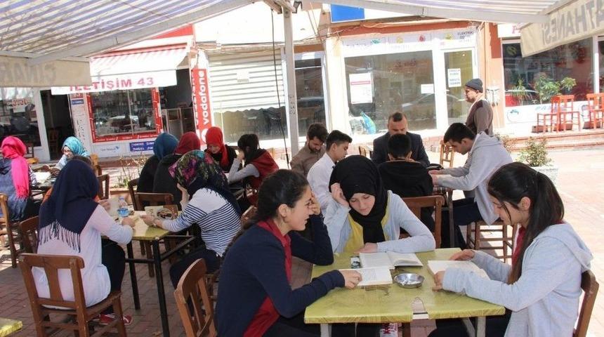 Lise &Ouml;ğrencileri Kahvehane &Ouml;n&uuml;nde Kitap Okudu
