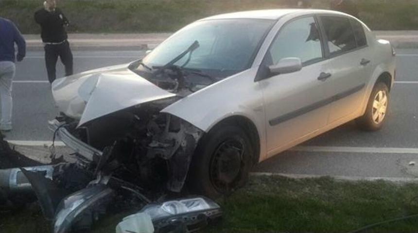 Orta Ref&uuml;je &Ccedil;ıkan Otomobil Elektrik Direğine &Ccedil;arparak Durabildi, 1 Yaralı