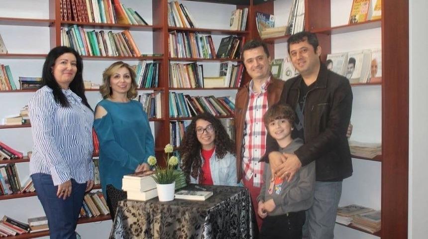 Gen&ccedil; Yazar Beg&uuml;m Uysal, İstanbul&rsquo;da Kitaplarını İmzaladı