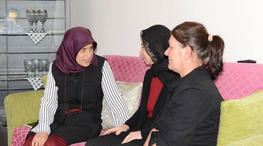 Vali Demirtaş&rsquo;ın Eşi Beyhan Demirtaş Şehit Ailelerinin Yanında