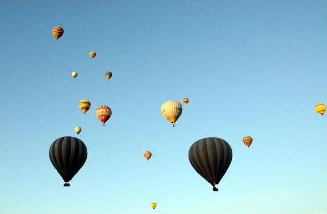 Kapadokya'da Turist Sayısı Azaldı, Balon Pilotu Ücretleri Düştü