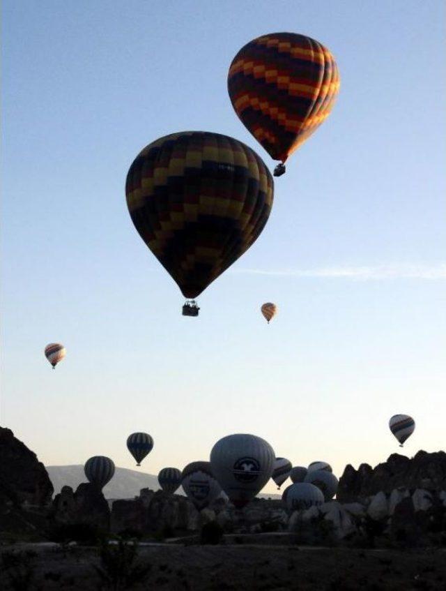 Kapadokya'da Turist Sayısı Azaldı, Balon Pilotu Ücretleri Düştü