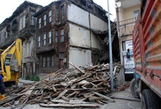 Bartın'da Koruma Altındaki Tarihi Ahşap Bina Yıkıldı