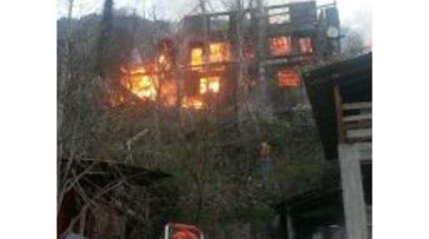 Yusufeli&rsquo;nde &Ccedil;ıkan Yangında 3 Katlı Ev K&uuml;l Oldu