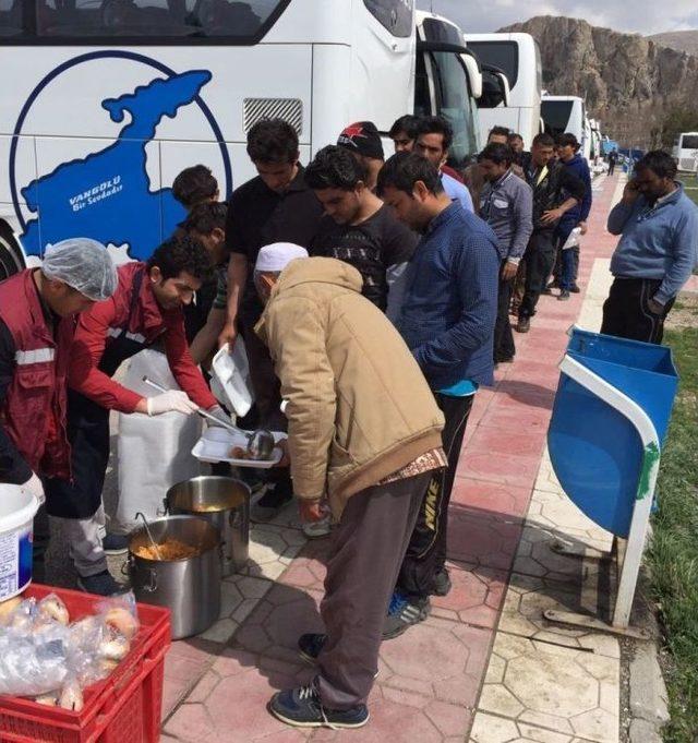 Mültecilere Sıcak Yemek Ve Barınma Desteği